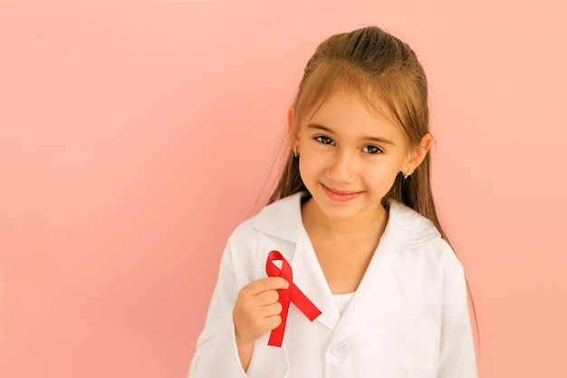 Día Mundial De La Concienciación Sobre El Sida Un Niño Con Una Cinta Roja En La Mano Es Un 2822