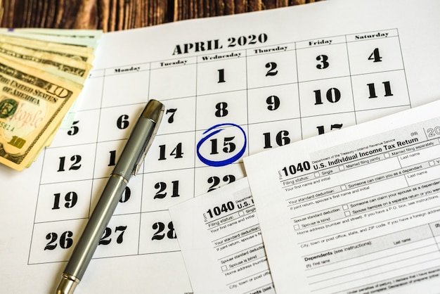 Día de pago de impuestos, marcado en un calendario el 15 de abril ...