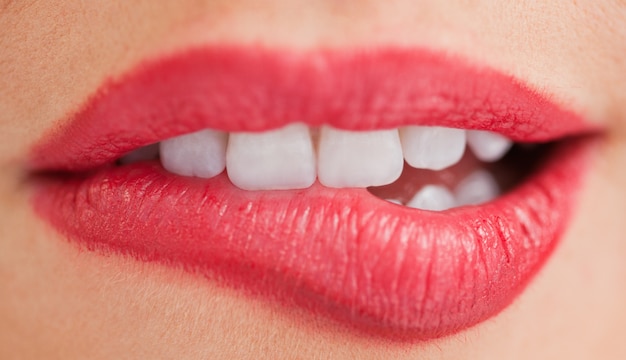 Dientes Blancos De Una Mujer Mordiendose Los Labios Foto Premium