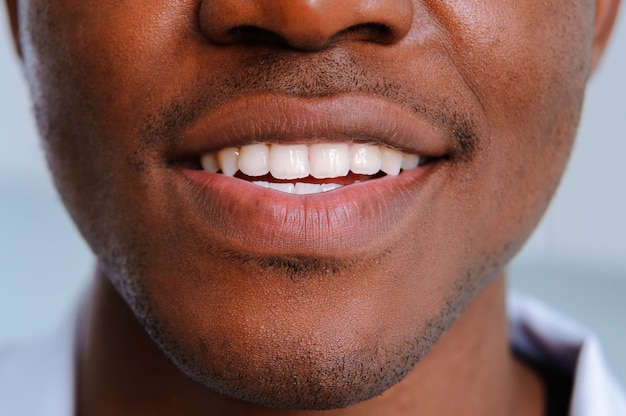 Dientes Blancos Sonrien Hombre Negro De Cerca Foto Premium