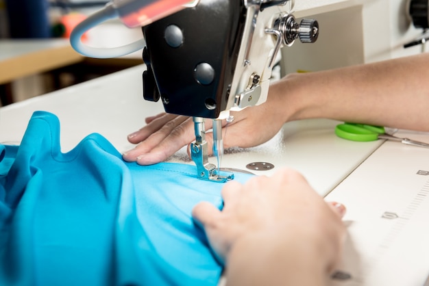 Diseñador Sastre Coser El Vestido Mujer Usa Máquina De Coser Para Su Trabajo Trabajo De 