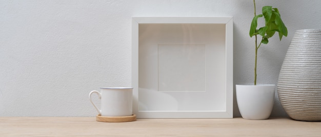 Dise o interior  minimalista  de la casa con marco simulado florero maceta  y espacio de copia en 