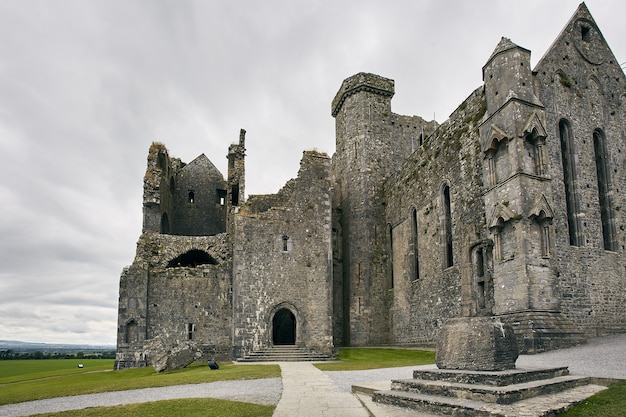 Disparo De Angulo Bajo Rock Of Cashel Cashel Irlanda Foto Gratis