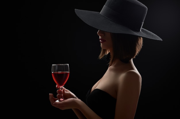 disparo-estudio-mujer-misteriosa-vestido-negro-sombrero-copa-vino_-