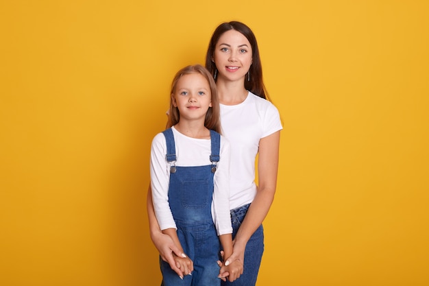 Disparo Horizontal De La Madre Con La Hija Ser Feliz Pasar Juntos Vestidos Femeninos Camiseta