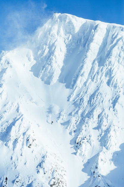 Disparo vertical de una alta cordillera cubierta de nieve