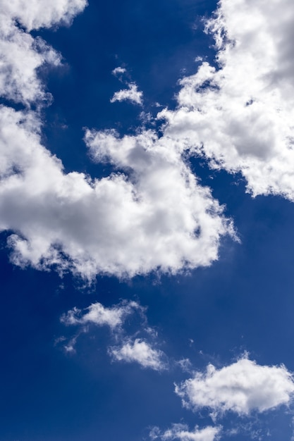 Disparo vertical del hermoso cielo azul con impresionantes nubes