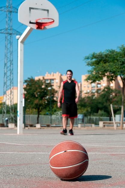 Disparo Vertical De Una Pelota En Una Cancha De Baloncesto Con Un