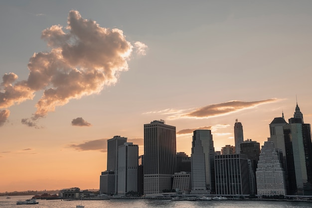 Distrito financiero de la ciudad de nueva york con nubes Foto gratis