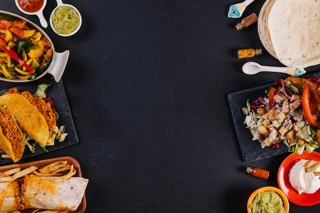 Diversa comida mexicana en fondo oscuro  Descargar Fotos 