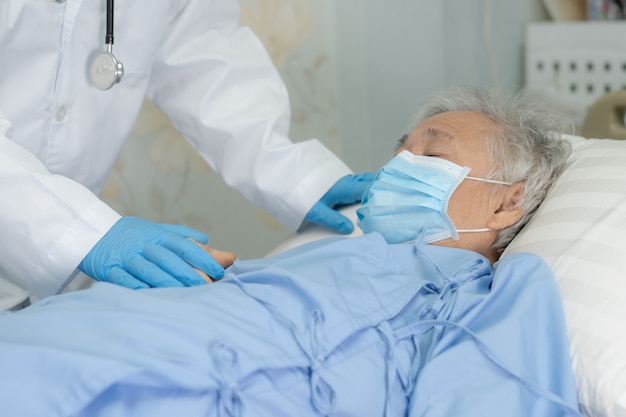 Doctor Ayuda Paciente Senior Mujer Asitica Con Una Mascarilla En El