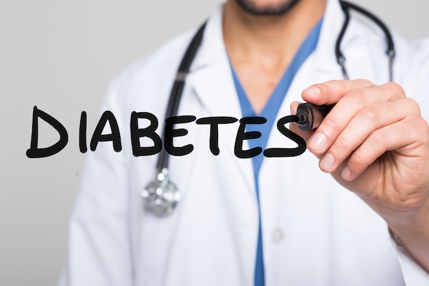 Doctor escribiendo la palabra diabetes Foto Premium 