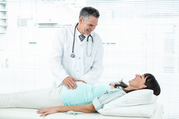 Doctor Examinando A Una Mujer Embarazada En El Hospital Foto Premium 1094