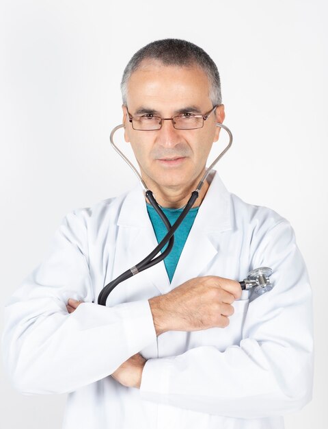 Doctor Con Pelo Blanco Y Estetoscopio Sonriendo Fondo Blanco Foto Premium