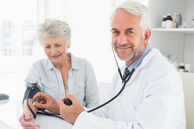 Resultado de imagen para doctor tomando presion arterial