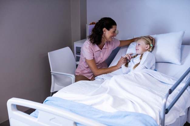 Doctora Consolando Paciente Durante Visita En Sala Foto Premium