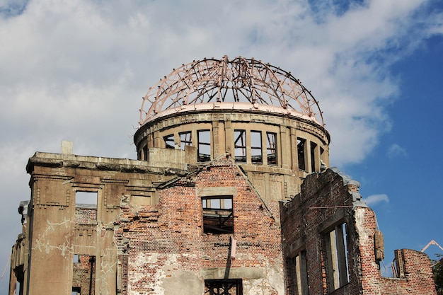 Domo De La Bomba Atomica En El Parque Memorial De La Paz De Hiroshima Japon Foto Premium