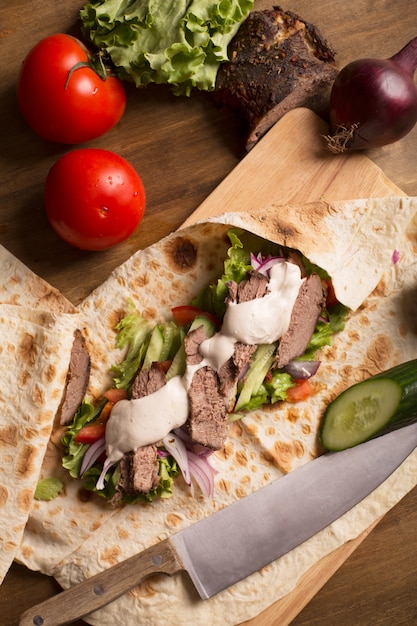 Doner kebab - carne de res frita con verduras Foto Premium