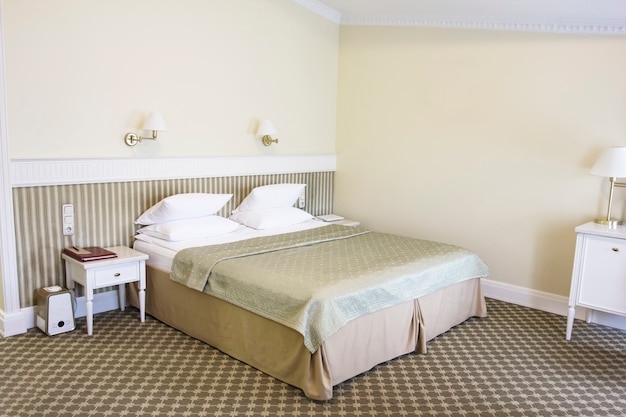 Dormitorio en tonos dorados tranquilos, estilo retro. | Foto Premium