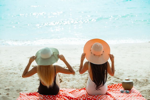 Dos Chicas En Bikini Vacaciones De Verano Y Vacaciones Chicas Tomando El Sol En La Playa