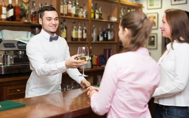 Dos Chicas Coqueteando Con Barman Foto Premium