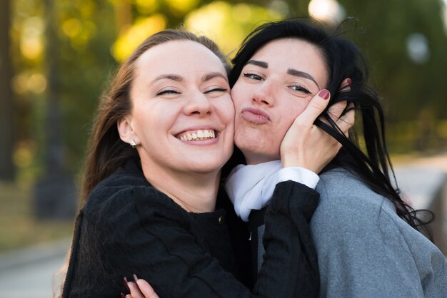 Dos Chicas Morenas Cauc Sicas Se Abrazan En El Soleado Parque De Oto O Feliz Pareja De