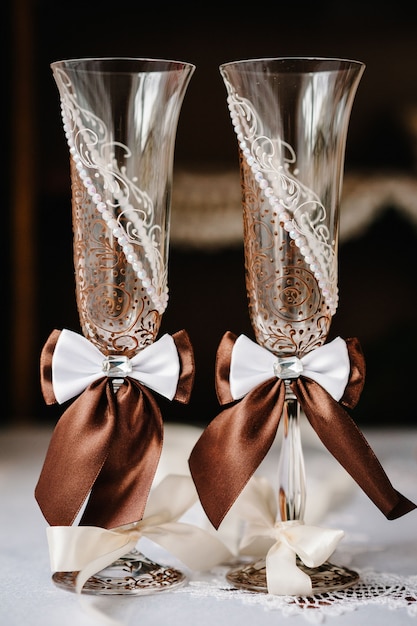 Dos Copas De Boda Estan Decoradas Con Cintas Marrones Foto Premium