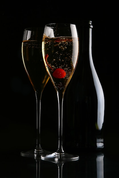 Dos copas elegantes con champagne dorado Foto gratis