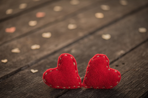 Dos Corazon Rojo Con Muchos Corazones De Madera Sobre Fondo De Madera Foto Premium