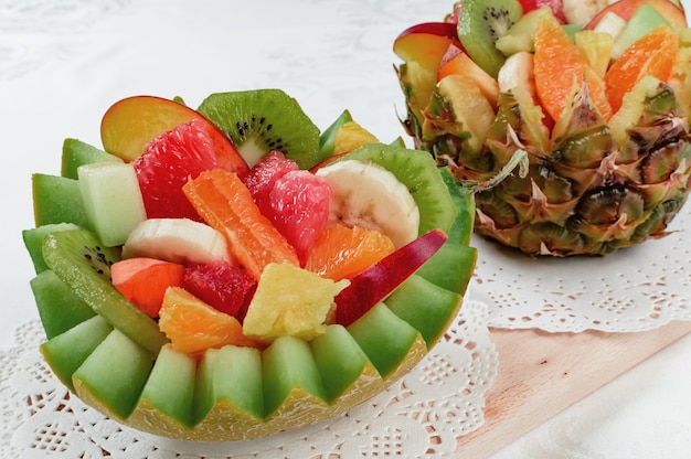 Dos Ensaladas De Frutas Frescas Con Diversas Frutas Tropicales En Un Tazón De Piña Y Melón 0308