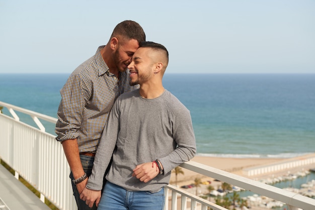 Dos Gays Enamorados Pasando Un Buen Rato Foto Premium
