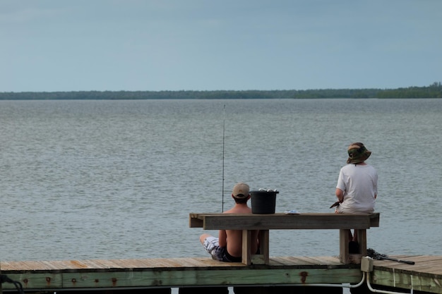 Dos Hermanos Pescando Desde El Muelle De La Isla Chokoloskee Foto