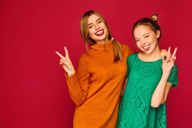 Dos Hermosas Mujeres Jóvenes Posando En Ropa De Moda Foto Gratis