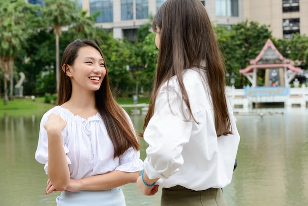 Dos Jvenes Hermosas Mujeres Adolescentes Asiticas Hablando E