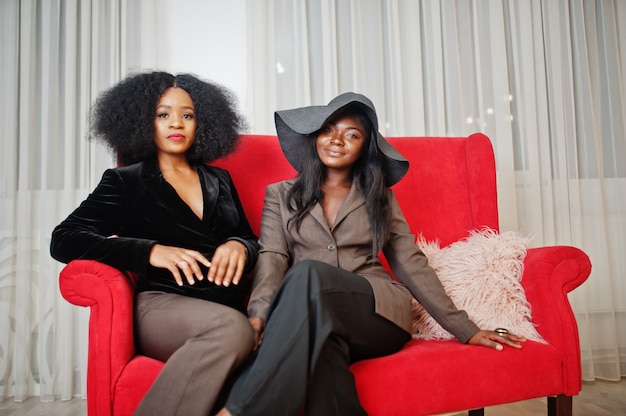 Dos Mujeres Afroamericanas Con Estilo En Ropa Formal Y Sombrero Sentado