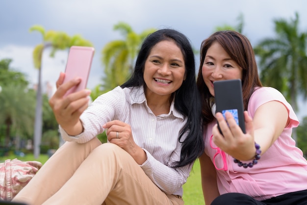 Dos Mujeres Asi Ticas Maduras Juntas Relajantes En El Parque Foto Premium