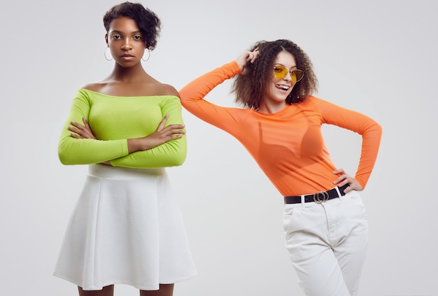 Dos Mujeres Hermosas Jóvenes En Ropa Colorida De Verano Foto Premium 3519