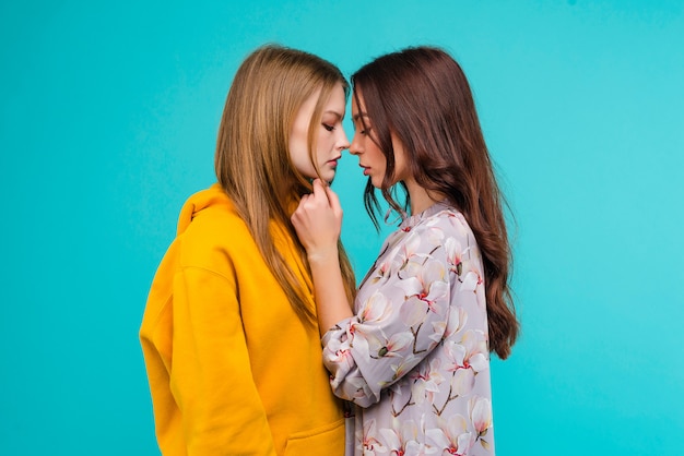 Dos Mujeres Lesbianas íntimas Casi Besándose Aislado Sobre Amarillo Foto Premium