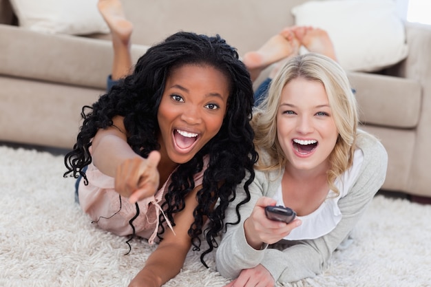 Dos Mujeres Riendo Están Tendidas En El Suelo Y Mirando A La Cámara Foto Premium 4400