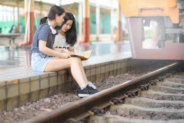 Dos Mujeres Viajeras Adolescentes Miran Mapas En Una Plataforma De Tren Una Mujer Europea 