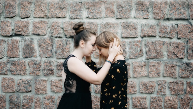 dos niñas lesbianas jóvenes abrazándose al aire libre foto premium