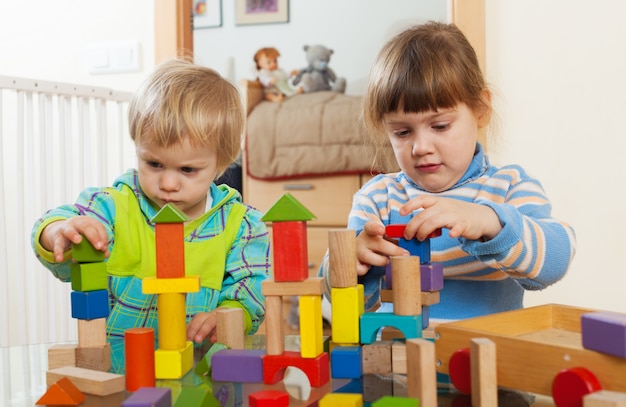 niños jugando con juguetes