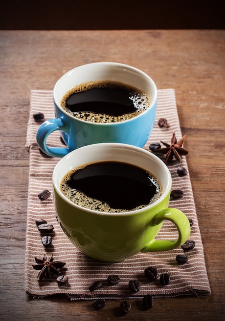 Dos tazas de café en la mesa de madera | Foto Premium