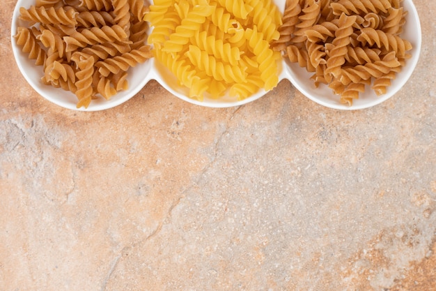 Dos Tipos De Macarrones Crudos En Un Plato Blanco Foto De Alta Calidad