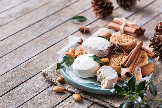 Dulces Navide Os T Picos Espa Oles Mantecados Y Polvorones Foto Premium