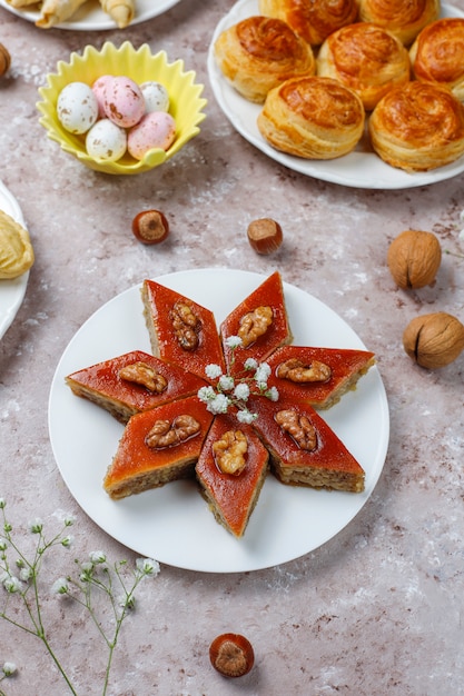 Dulces tradicionales de azerbaiyán shakarbura, bakhlava ...