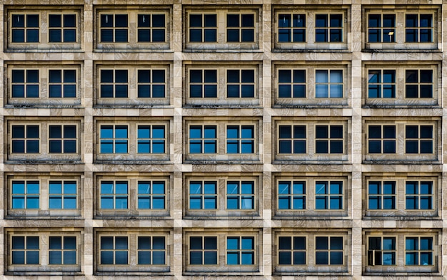 Edificio Moderno Con Ventanas De Vidrio Que Presencian En Silencio La