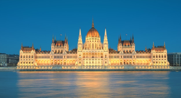 Edificio Del Parlamento En Budapest Hungría En Luces De La Tarde Foto Premium 5231