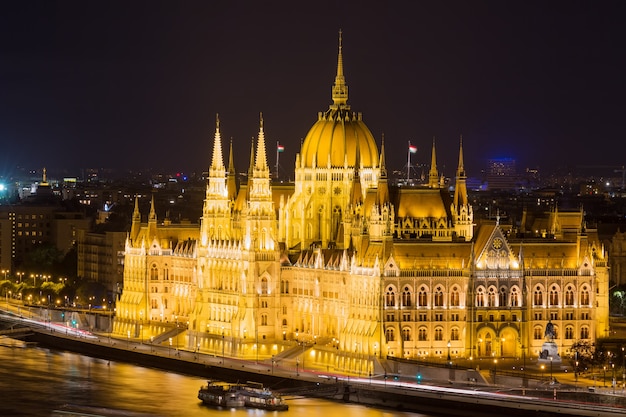 Edificio Del Parlamento De Budapest En La Noche Con Cielo Oscuro Y Reflejo En El Río Danubio 9279