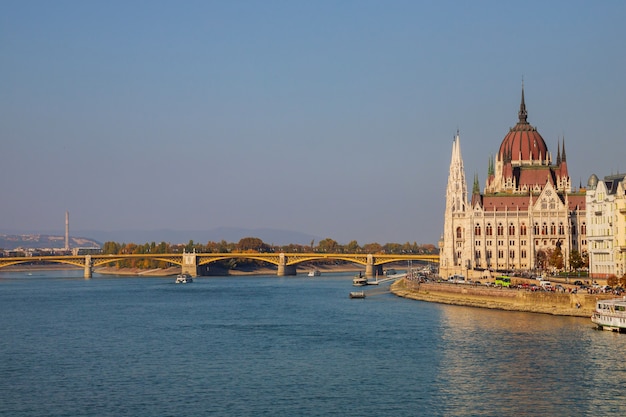 Edificio Del Parlamento Húngaro En Budapest Capital De Hungría Junto Al Río Danubio Foto 9449